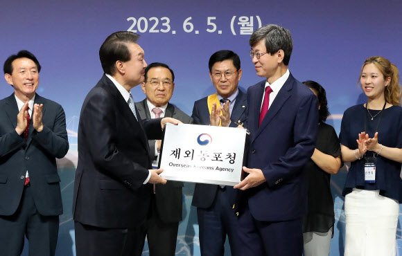 윤석열 대통령이 5일 인천 연수구 부영송도타워에서 열린 재외동포청 출범식에서 이기철 재외동포청장에게 현판을 전달하고 있다. 2023.6.5. 대통령실통신사진기자단