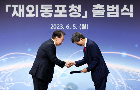 윤석열 대통령이 5일 인천 연수구 부영송도타워에서 열린 재외동포청 출범식에서 이기철 재외동포청장에게 임명장을 수여하고 있다. 2023.6.5. 대통령실통신사진기자단