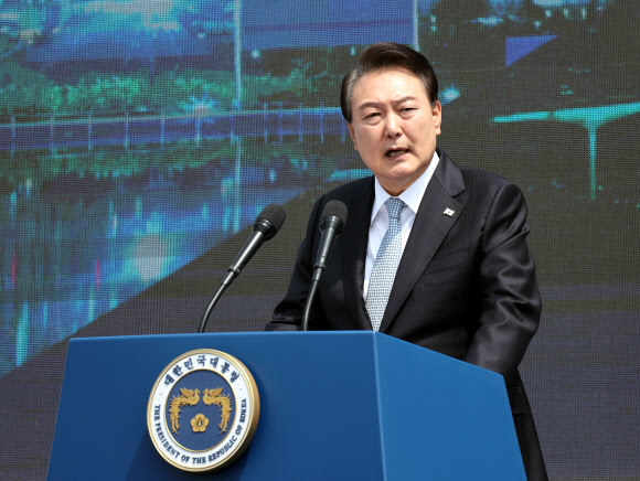 윤석열 대통령이 5일 인천 송도 센트럴파크 UN광장에서 열린 재외동포청 개청 기념행사에서 축사하고 있다. 2023.6.5 연합뉴스