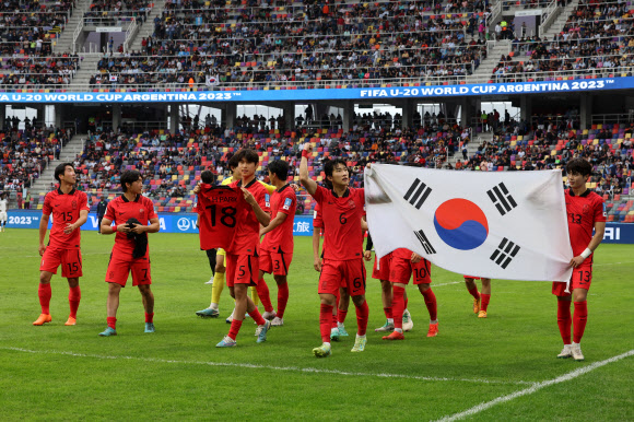 4일(현지시간) 오후 아르헨티나 산티아고 델 에스테로 스타디움에서 열린 2023 국제축구연맹(FIFA) 20세 이하(U-20) 월드컵 8강전 한국과 나이지리아의 경기에서 연장전 끝에 1:0으로 승리를 거둔 대표팀 선수들이 자축하고 있다. 2023.6.5 연합뉴스