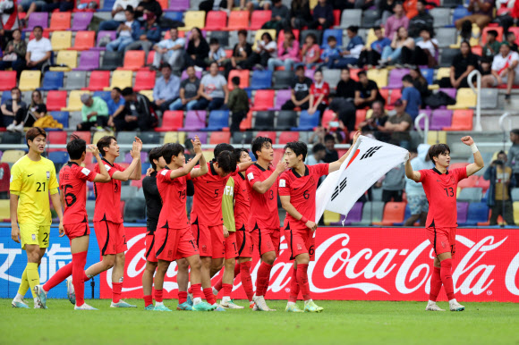4일(현지시간) 오후 아르헨티나 산티아고 델 에스테로 스타디움에서 열린 2023 국제축구연맹(FIFA) 20세 이하(U-20) 월드컵 8강전 한국과 나이지리아의 경기에서 연장전 끝에 1:0으로 승리를 거둔 대표팀 선수들이 자축하고 있다. 2023.6.5 연합뉴스