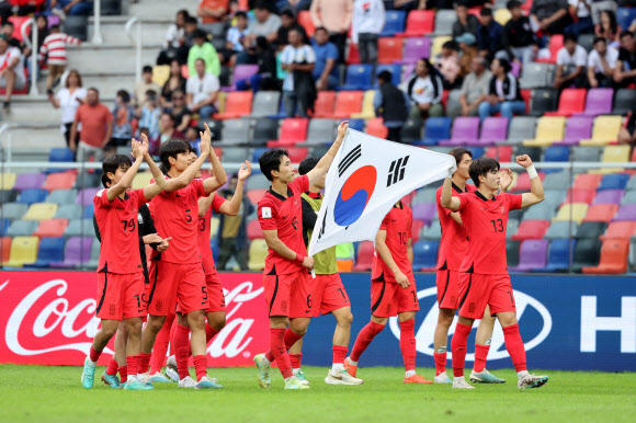 4일(현지시간) 오후 아르헨티나 산티아고 델 에스테로 스타디움에서 열린 2023 국제축구연맹(FIFA) 20세 이하(U-20) 월드컵 8강전 한국과 나이지리아의 경기에서 연장전 끝에 1:0으로 승리를 거둔 대표팀 선수들이 자축하고 있다. 2023.6.5 연합뉴스