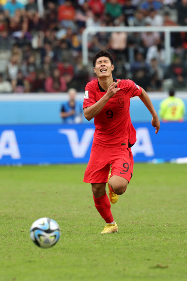 4일(현지시간) 오후 아르헨티나 산티아고 델 에스테로 스타디움에서 열린 2023 국제축구연맹(FIFA) 20세 이하(U-20) 월드컵 8강전 한국 대 나이지리아의 경기에서 이영준이 공을 끝까지 쫓아가고 있다. 2023.6.5 연합뉴스