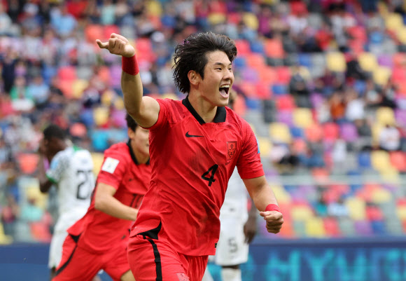 4일(현지시간) 오후 아르헨티나 산티아고 델 에스테로 스타디움에서 열린 2023 국제축구연맹(FIFA) 20세 이하(U-20) 월드컵 8강전 한국 대 나이지리아의 경기에서 최석현이 연장 전반 헤더골을 넣은 뒤 환호하고 있다. 2023.6.5 연합뉴스