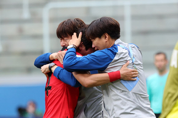 4일(현지시간) 오후 아르헨티나 산티아고 델 에스테로 스타디움에서 열린 2023 국제축구연맹(FIFA) 20세 이하(U-20) 월드컵 8강전 한국 대 나이지리아의 경기에서 연장 전반 헤더골을 넣은 최석현이 김은중 감독과 포옹하고 있다. 2023.6.5 연합뉴스