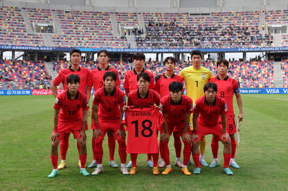 4일(현지시간) 오후 아르헨티나 산티아고 델 에스테로 스타디움에서 열린 2023 국제축구연맹(FIFA) 20세 이하(U-20) 월드컵 8강전 한국과 나이지리아의 경기에서 대표팀 선수들이 경기 시작 전 기념사진을 찍고 있다. 2023.6.5 연합뉴스