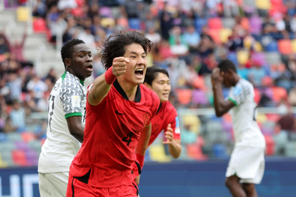 4일(현지시간) 오후 아르헨티나 산티아고 델 에스테로 스타디움에서 열린 2023 국제축구연맹(FIFA) 20세 이하(U-20) 월드컵 8강전 한국 대 나이지리아의 경기에서 최석현이 연장 전반 헤더골을 넣은 뒤 환호하고 있다. 2023.6.5 연합뉴스
