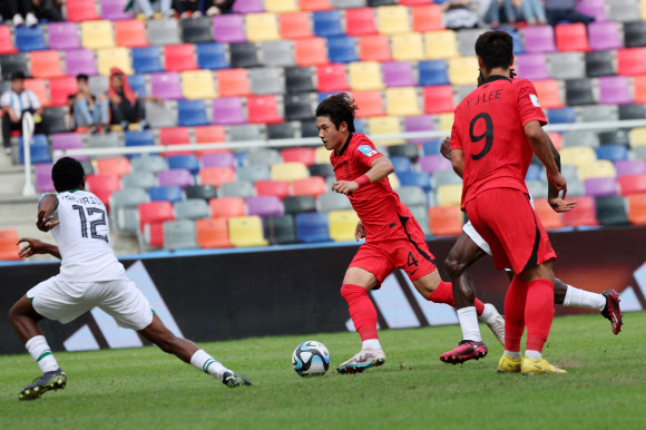 4일(현지시간) 오후 아르헨티나 산티아고 델 에스테로 스타디움에서 열린 2023 국제축구연맹(FIFA) 20세 이하(U-20) 월드컵 8강전 한국 대 나이지리아의 경기에서 최석현이 드리블하고 있다. 2023.6.5 연합뉴스
