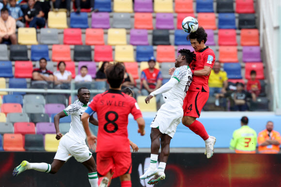 4일(현지시간) 오후 아르헨티나 산티아고 델 에스테로 스타디움에서 열린 2023 국제축구연맹(FIFA) 20세 이하(U-20) 월드컵 8강전 한국 대 나이지리아의 경기에서 최석현이 뜬공을 머리로 받아내고 있다. 2023.6.5 연합뉴스