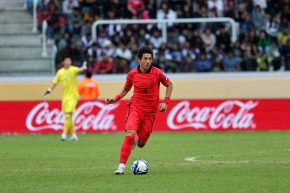 4일(현지시간) 오후 아르헨티나 산티아고 델 에스테로 스타디움에서 열린 2023 국제축구연맹(FIFA) 20세 이하(U-20) 월드컵 8강전 한국 대 나이지리아의 경기에서 최석현이 드리블하고 있다. 2023.6.5 연합뉴스
