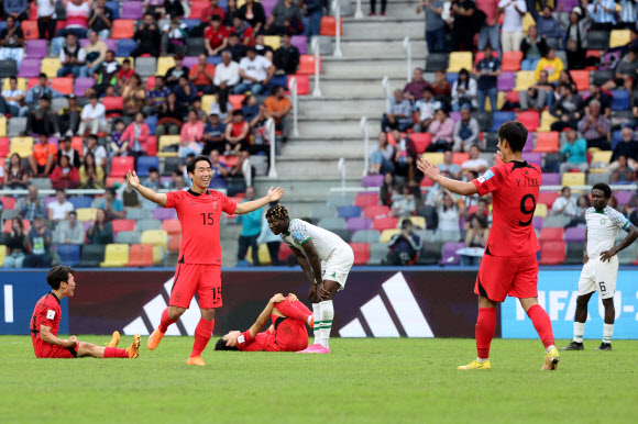 4일(현지시간) 오후 아르헨티나 산티아고 델 에스테로 스타디움에서 열린 2023 국제축구연맹(FIFA) 20세 이하(U-20) 월드컵 8강전 한국과 나이지리아의 경기에서 연장전 끝에 1:0으로 승리를 거둔 대표팀 선수들이 자축하고 있다. 2023.6.5 연합뉴스