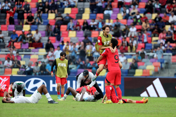 4일(현지시간) 오후 아르헨티나 산티아고 델 에스테로 스타디움에서 열린 2023 국제축구연맹(FIFA) 20세 이하(U-20) 월드컵 8강전 한국과 나이지리아의 경기에서 연장전 끝에 1:0으로 승리를 거둔 대표팀 선수들이 자축하고 있다. 2023.6.5 연합뉴스