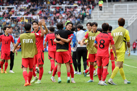 4일(현지시간) 오후 아르헨티나 산티아고 델 에스테로 스타디움에서 열린 2023 국제축구연맹(FIFA) 20세 이하(U-20) 월드컵 8강전 한국 대 나이지리아의 경기에서 최석현이 연장 전반 헤더골을 넣은 뒤 선수들과 기쁨을 나누고 있다. 2023.6.5 연합뉴스