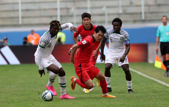 4일(현지시간) 오후 아르헨티나 산티아고 델 에스테로 스타디움에서 열린 2023 국제축구연맹(FIFA) 20세 이하(U-20) 월드컵 8강전 한국과 나이지리아의 전반전 경기에서 강성진이 상대 선수와 볼경합을 하고 있다. 2023.6.5 연합뉴스
