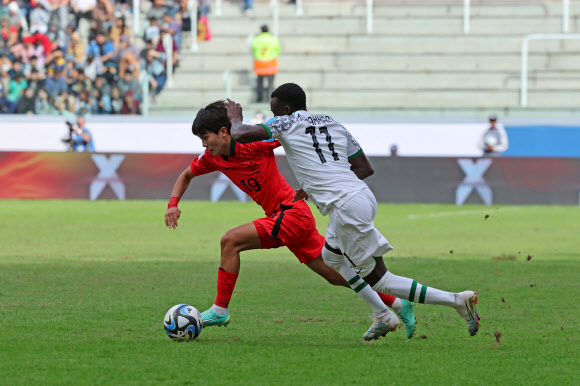 4일(현지시간) 오후 아르헨티나 산티아고 델 에스테로 스타디움에서 열린 2023 국제축구연맹(FIFA) 20세 이하(U-20) 월드컵 8강전 한국과 나이지리아의 전반전 경기에서 배서준이 드리블하고 있다. 2023.6.5 연합뉴스