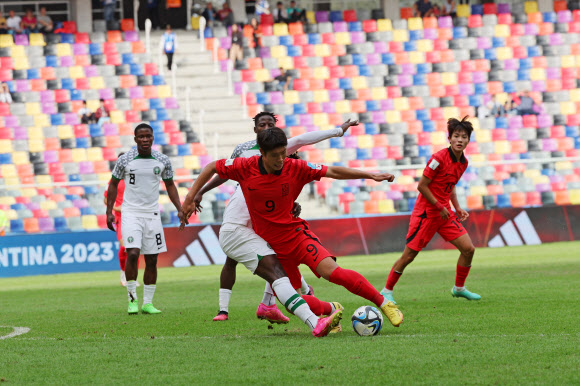 4일(현지시간) 오후 아르헨티나 산티아고 델 에스테로 스타디움에서 열린 2023 국제축구연맹(FIFA) 20세 이하(U-20) 월드컵 8강전 한국과 나이지리아의 전반전 경기에서 이영준이 돌파를 시도하고 있다. 2023.6.5 연합뉴스