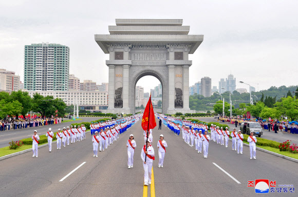 북한 조선중앙통신은 “300만 소년단원들의 한결같은 마음을 담아 삼가 올리는 충성의 편지를 안고 온 나라 방방곡곡을 누벼온 전국소년단원들의 충성의 편지 이어달리기 대열들이 3일 평양에 도착하였다”고 5일 보도했다. 2023.6.5. 평양 조선중앙통신 연합뉴스