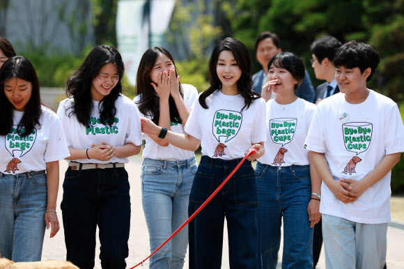김건희 여사가 5일 서울 성북구 고려대에서 열린 ‘바이바이플라스틱(Bye Bye Plastic)’ 캠페인에서 대학생들과 함께 ‘바이바이 플라스틱’ 문구가 새겨진 티셔츠를 입고 캠페인 활동을 하고 있다. 2023.6.5. 대통령실 제공