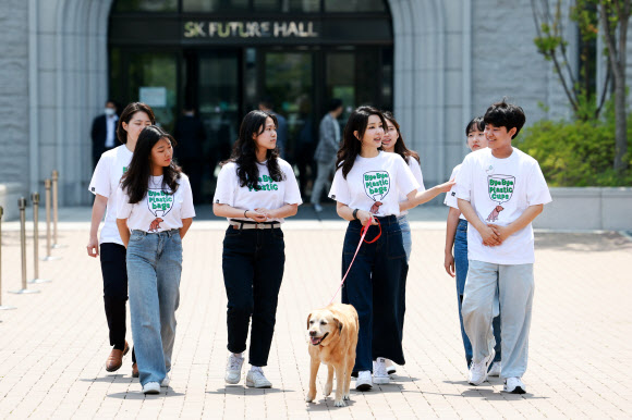 김건희 여사가 5일 서울 성북구 고려대에서 열린 ‘바이바이플라스틱(Bye Bye Plastic)’ 캠페인에서 대학생들과 함께 ‘바이바이 플라스틱’ 문구가 새겨진 티셔츠를 입고 캠페인 활동을 하고 있다. 2023.6.5. 대통령실 제공