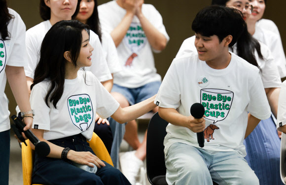 김건희 여사가 5일 서울 성북구 고려대 SK미래관에서 열린 ‘바이바이플라스틱(Bye Bye Plastic)’ 캠페인 출범 행사에서 고려대 중앙동아리 환경보호기획단 학생을 격려하고 있다. 2023.6.5. 대통령실 제공