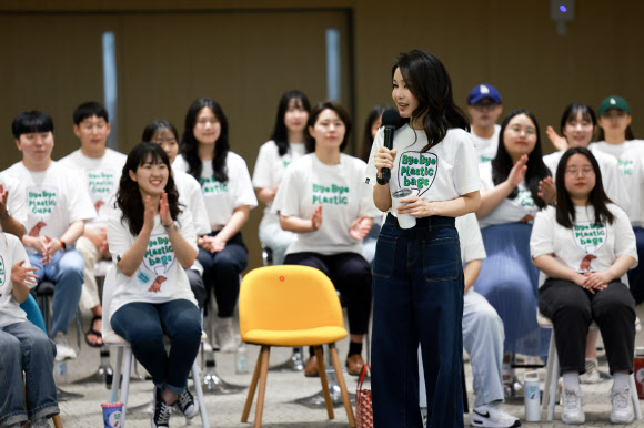 김건희 여사가 5일 서울 성북구 고려대 SK미래관에서 열린 ‘바이바이플라스틱(Bye Bye Plastic)’ 캠페인 출범 행사에 축하 인사말을 전하고 있다. 2023.6.5. 대통령실 제공