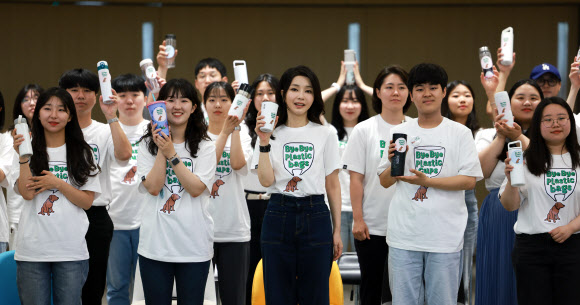 김건희 여사가 5일 서울 성북구 고려대 SK미래관에서 열린 ‘바이바이플라스틱(Bye Bye Plastic)’ 캠페인 출범 행사에서 평소 사용하는 텀블러를 들고 학생들과 함께 기념 촬영을 하고 있다. 2023.6.5. 대통령실 제공