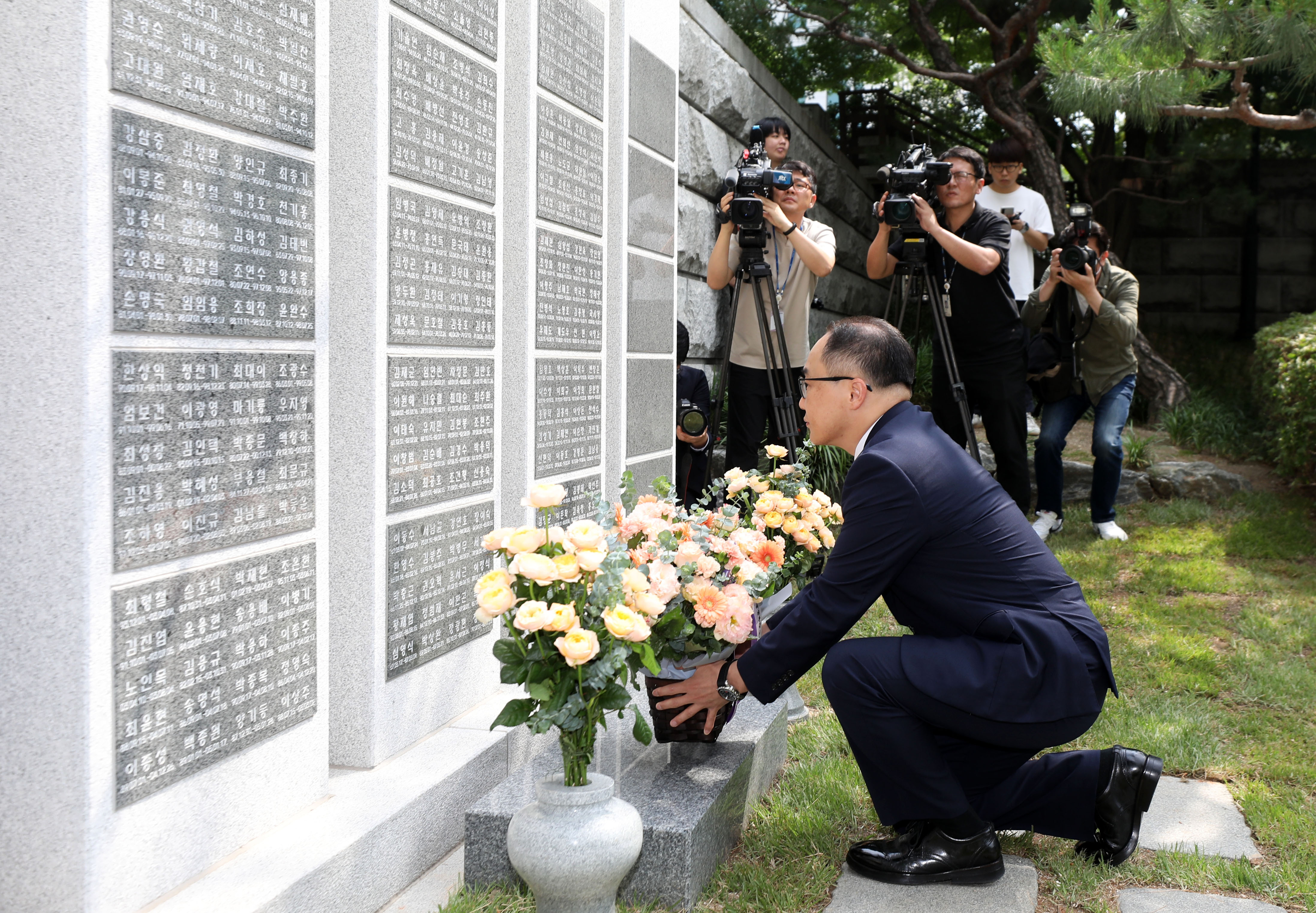 이원석 총장, 숨진 檢 동료들 이름 새겨진 ‘기억의 벽’ 추모