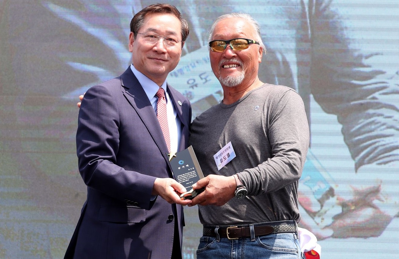 유정복(왼쪽) 인천시장이 5일 센트럴파크 UN광장에서 열린 재외동포청 개청 기념행사에서 120년 한인 이민 뿌리를 찾아 요트로 태평양을 횡단해 온 남진우 원정대장에게 감사패를 수여하고 있다.
인천시 제공