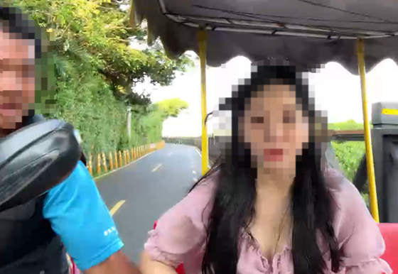 한국인 여성 BJ(오른쪽)가 대만에서 진행한 아프리카TV 생방송에서 대만 남성(왼쪽)이 오토바이를 타고 따라오며 성추행을 하는 장면이 포착됐다(사진 일부 모자이크 처리함). 아프리카TV 캡처