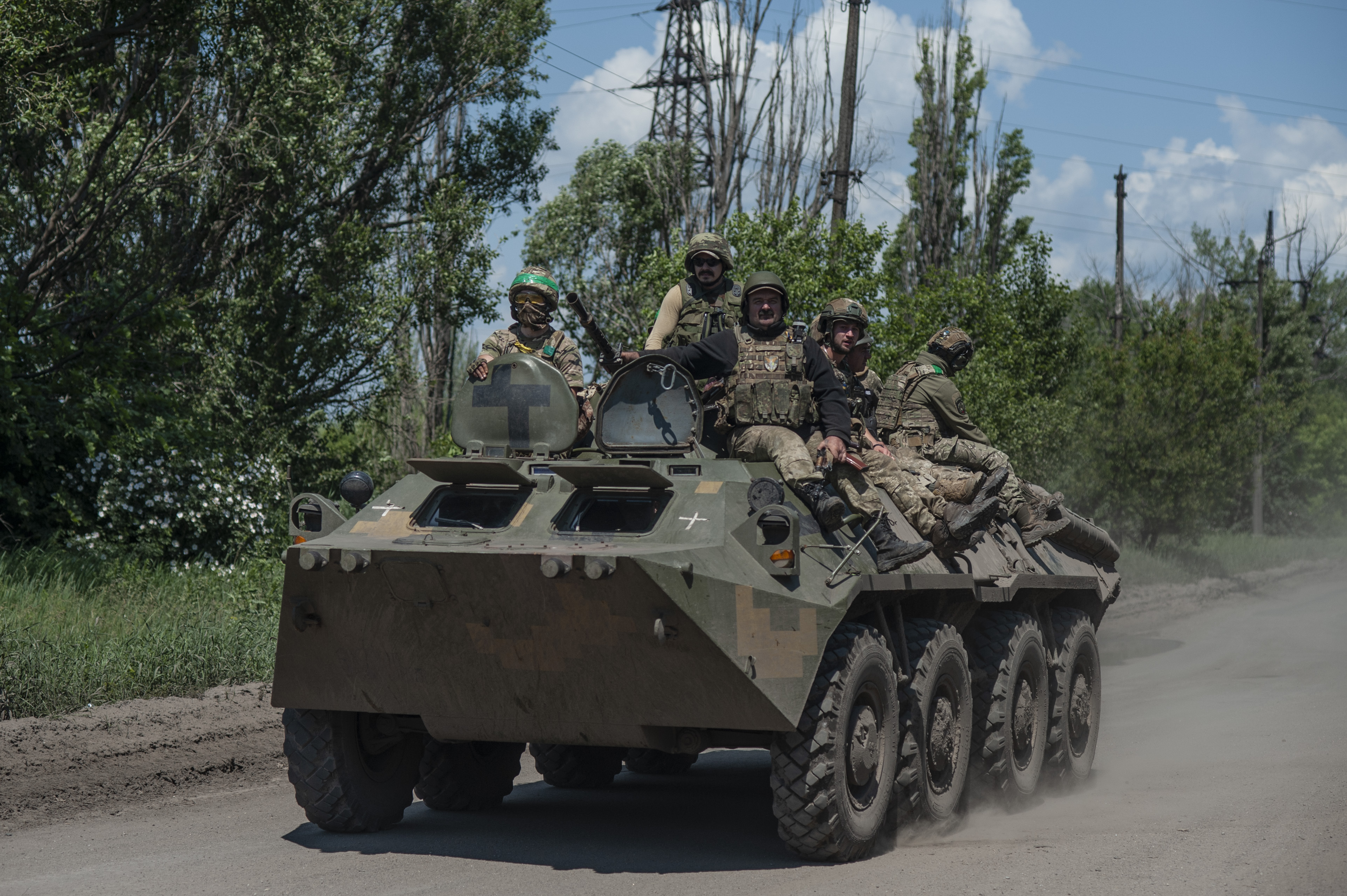 5일(현지시간) 우크라이나군과 러시아군과 치열한 전투가 벌어지고 있는 동부 도네츠크주 바흐무트에서 우크라이나 군인들이 병력수송장갑차(APC)를 타고 이동중이다.  바흐무트 AP 연합뉴스