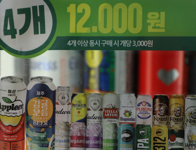 서울 시내 한 편의점 주류 매대에 수입맥주 4캔 묶음 가격이 기존보다 1000원 인상된 1만 2000원으로 안내돼 있다. 뉴시스