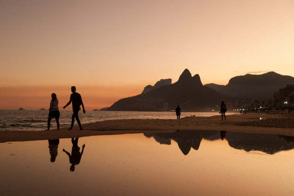 아스트루지 질베르투가 세상을 떠난 6일(현지시간) 그녀의 대표곡 무대였던 브라질 리우데자네이루의 이파네마 해변을 해질 녘에 산책하는 사람들. 리우데자네이루로이터 연합뉴스