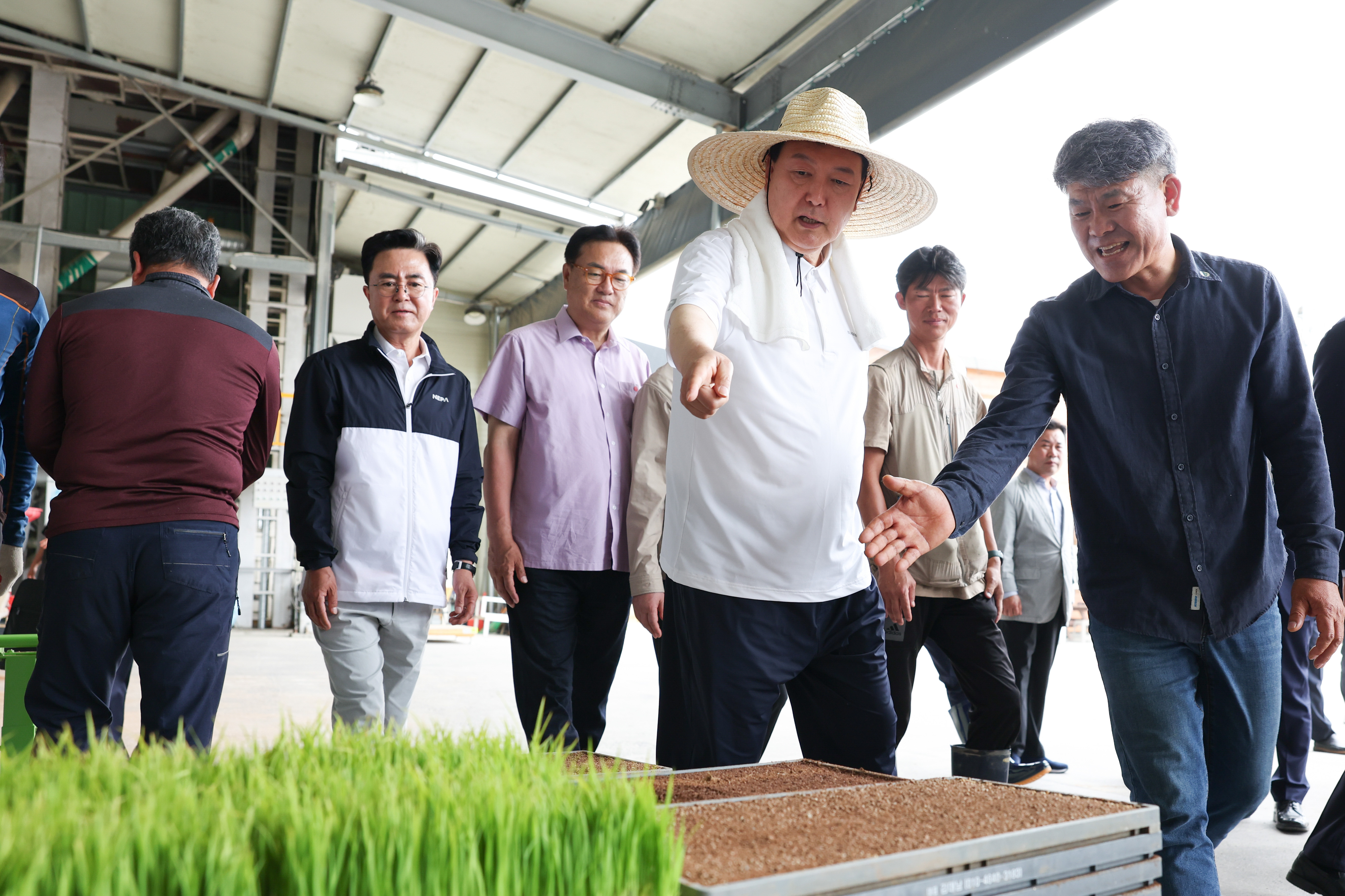 7일 윤석열 대통령이 충남 부여군 임천면 ‘꿈에영농조합법인’ 모내기 현장을 방문하여 가루판 모판을 둘러보고 있다. 2023.6.7 대통령실제공