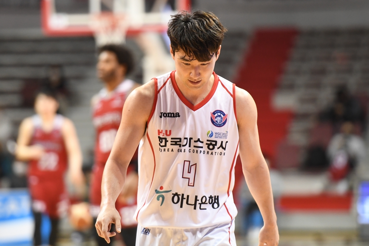 김낙현이 지난해 3월 29일 안양실내체육관에서 열린 안양 KGC와의 경기에서 고개를 숙이고 있다. KBL 제공