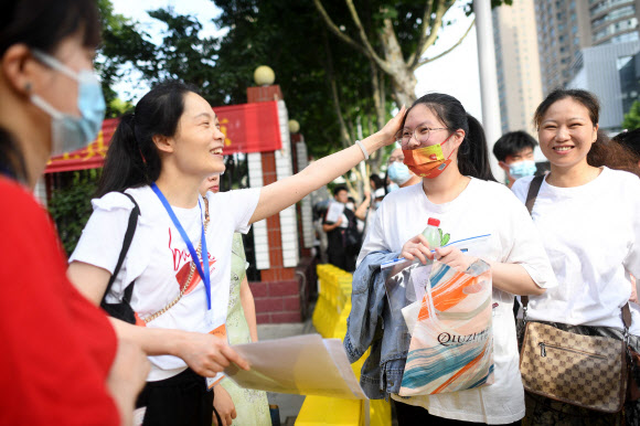7일 중국 후베이성 우한에서 학부모들이 대학 입학시험인 가오카오(高考)를 치르는 자녀를 배웅하고 있다. 가오카오는 8일까지 이틀 동안 치러지며 올해 수험생은 1천291만명으로 역대 최다 기록을 경신했다. 2023.06.07. AFP연합뉴스