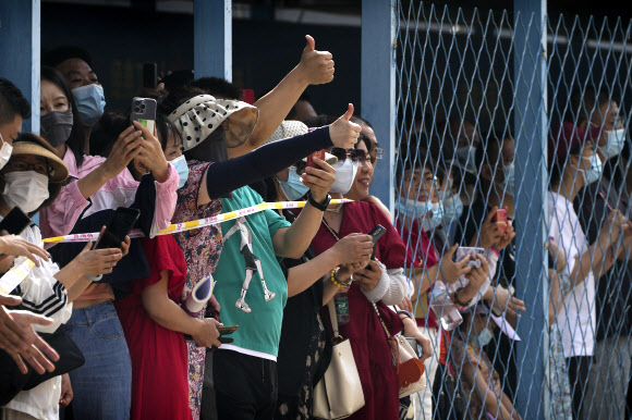 7일 중국 베이징에서 학부모들이 가오카오(高考)로 알려진 중국 대학입시시험을 치르는 자녀들을 응원하고 있다. 2023.06.07. AP 연합뉴스