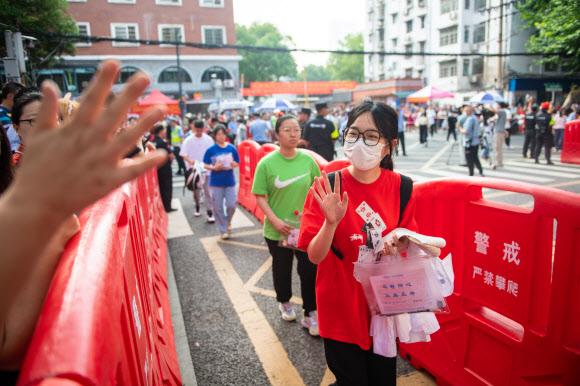 중국의 대학 입학시험 가오카오(高考)를 치르는 수험생들이 7일 후난성 창사의 한 시험장에 들어가고 있다. 2023.06..07. 신화 연합뉴스