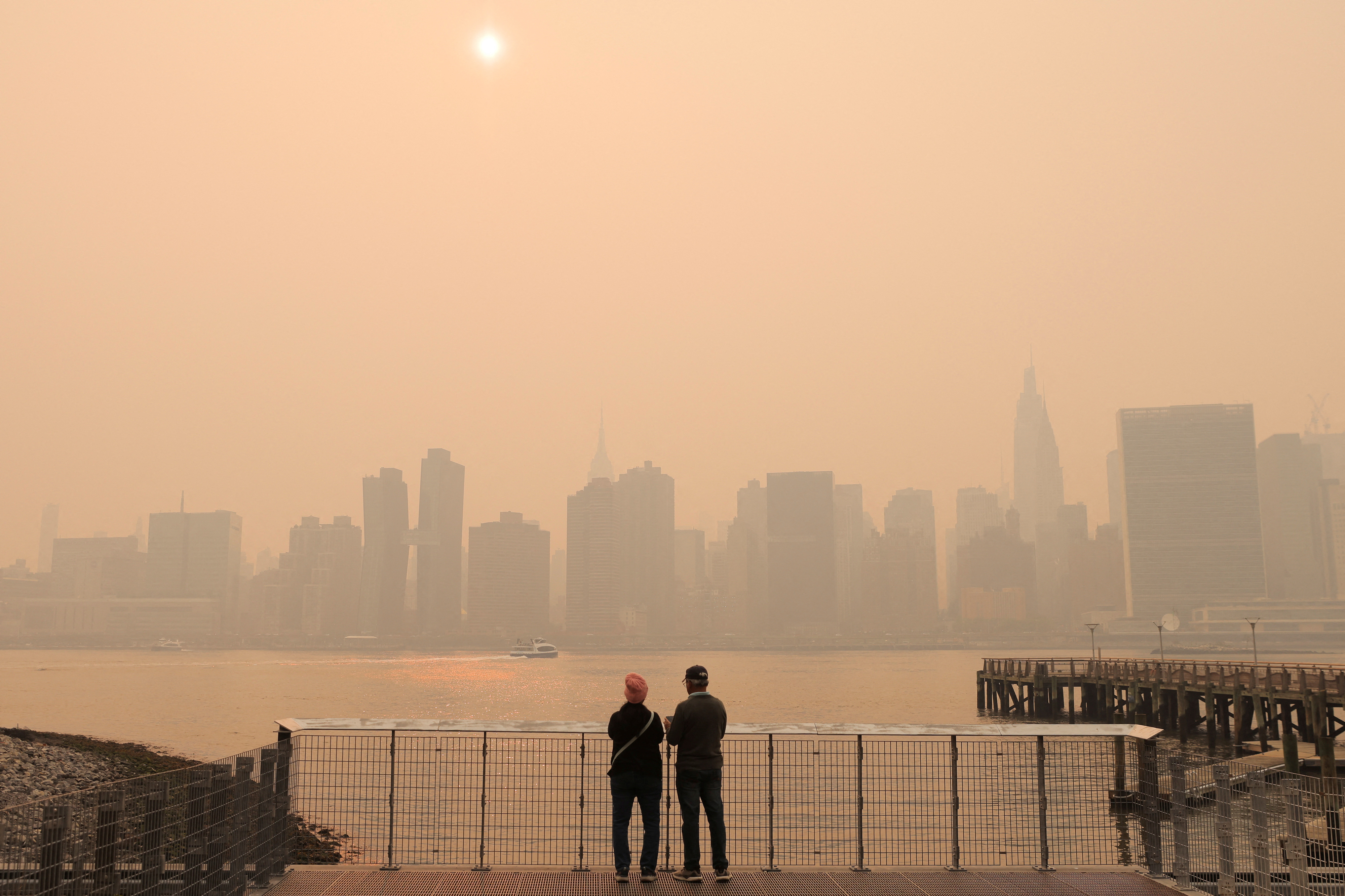7일(현지시간) 캐나다 산불의 연기로 뒤덮인 미국 뉴욕 맨해튼 전경. 로이터 연합뉴스