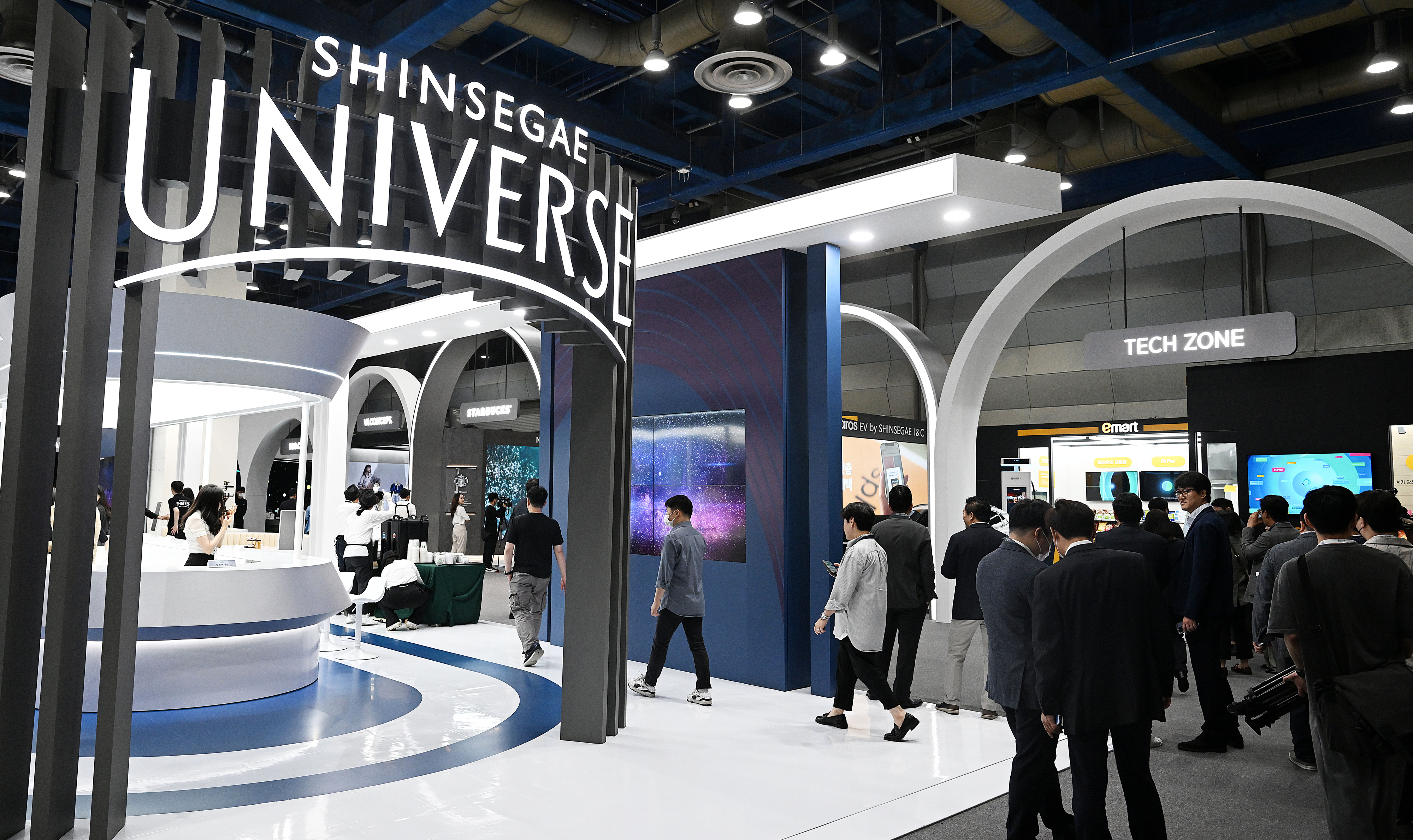 8일 서울 강남구 코엑스에서 ‘신세계 유니버스 페스티벌’이 열리고 있다. 신세계그룹은 ‘신세계 유니버스’ 비전을 공유하고 그룹사 통합 멤버십 ‘신세계 유니버스 클럽’ 그랜드 론칭을 알리기 위해 이 행사를 진행했다. 2023.6.8 오장환 기자