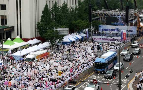 코로나19 사태로 2019년 이후 3년 만인  2022년 7월 16일 서울광장에서 서울퀴어문화축제가 열린 가운데 서울광장 인근 도로에서 이를 반대하는 단체의 집회가 열리고 있다.  연합뉴스