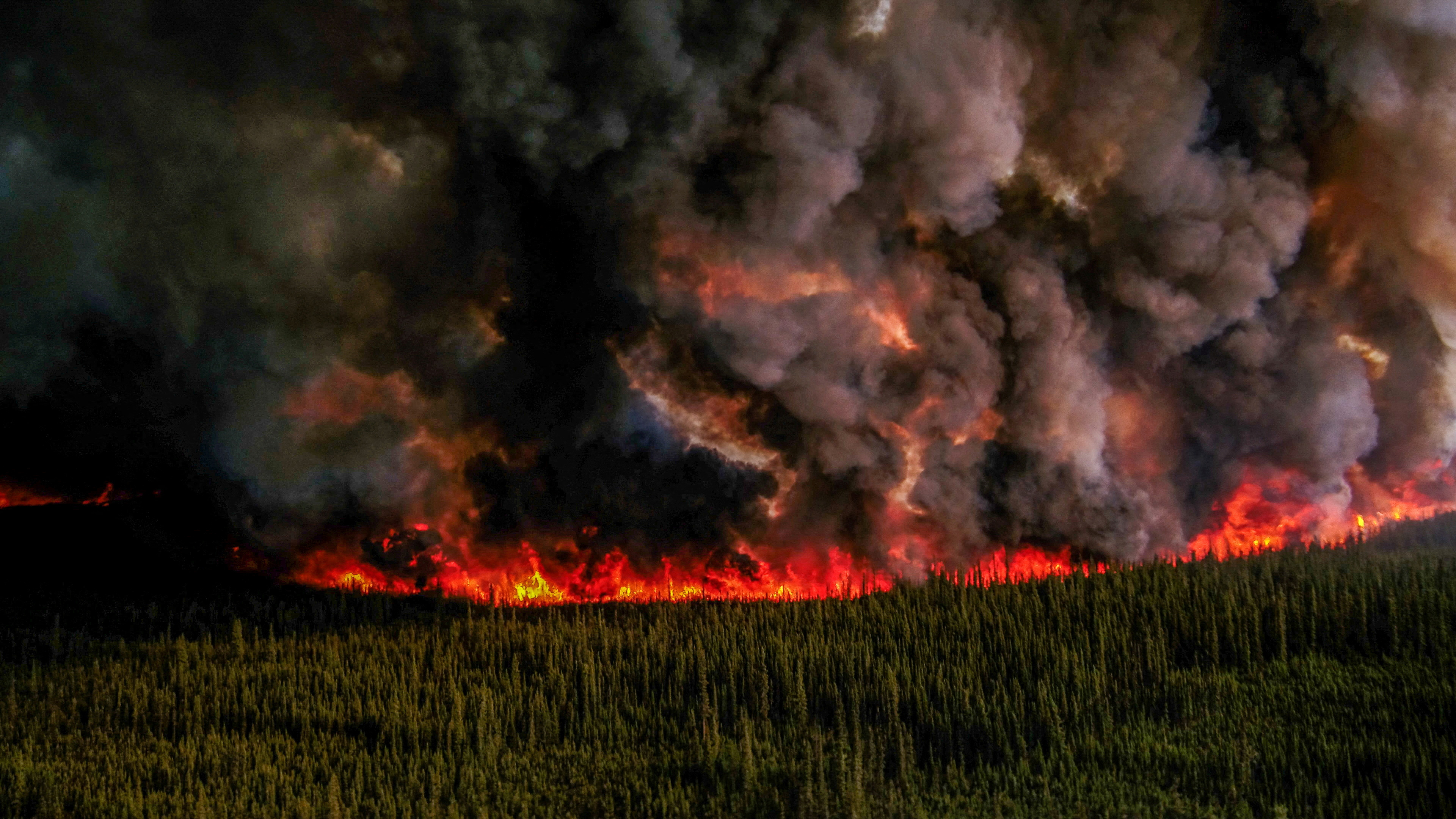 지난 3일(현지시간) 캐나다 브리티시컬럼비아주 포드넬스 남쪽에서 발생한 산불 연기가 위로 치솟고 있다. 2023.6.8 브리티시컬럼비아주 로이터 연합뉴스