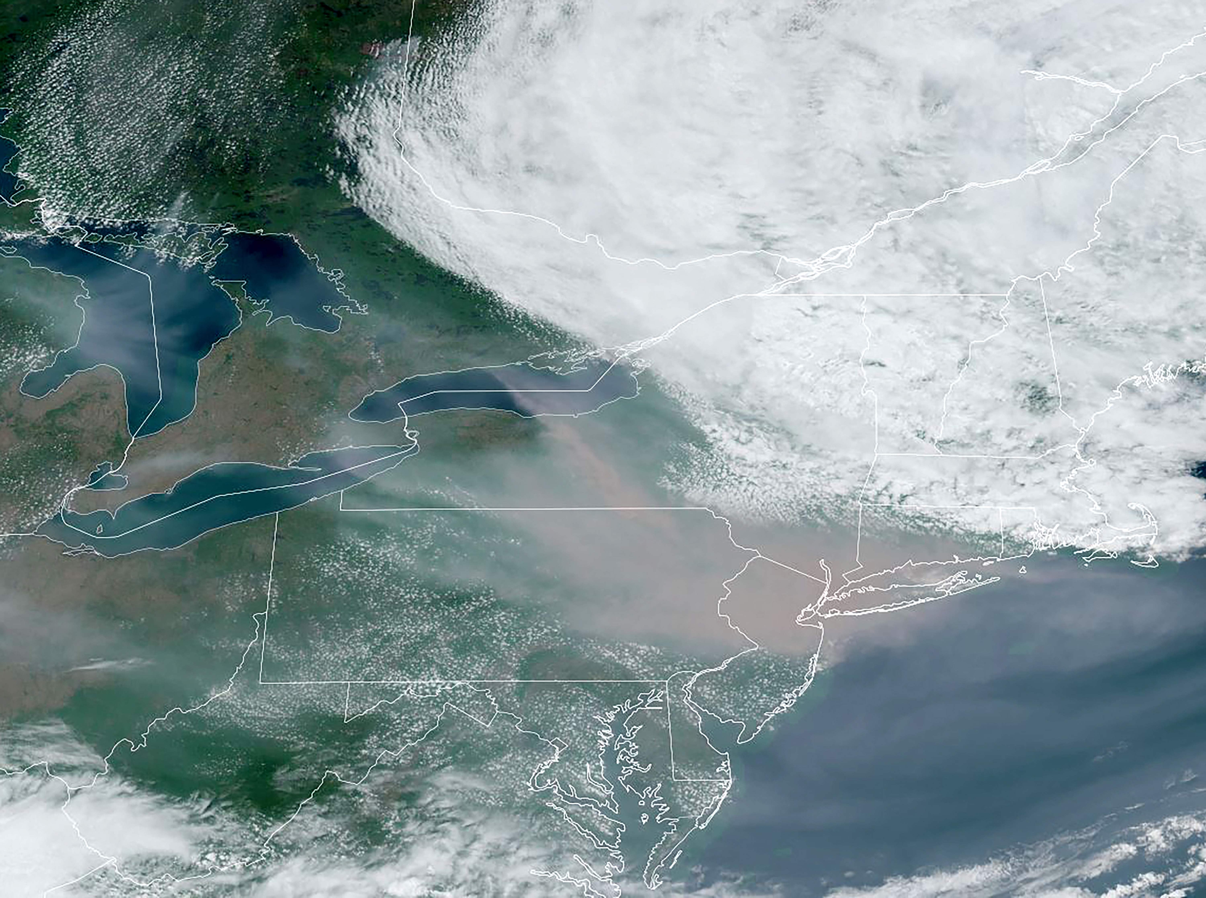 7일(현지시간) 18시 10분 미국 동부 해안으로 이동한 캐나다 산불 연기 이동 경로를 보여주는 위성 이미지. 2023.6.7 AFP 연합뉴스