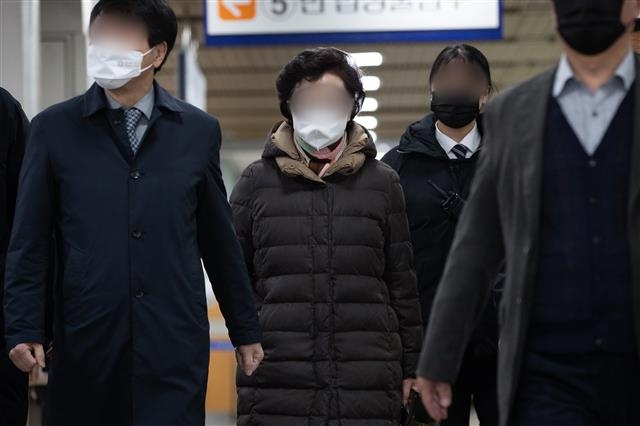 윤석열 대통령의 장모 최은순(왼쪽에서 두번째)씨 모습. 뉴스1