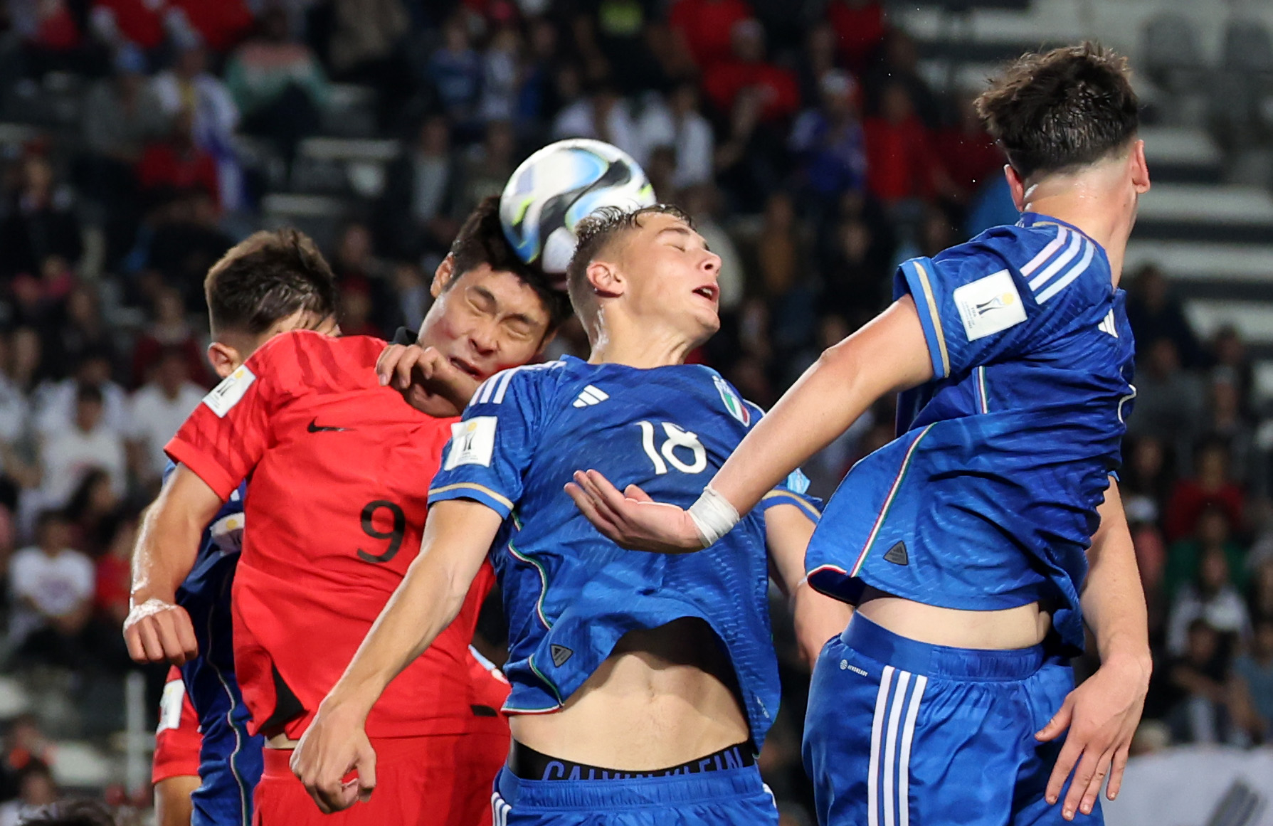 8일(현지시간) 아르헨티나 라플라타 라플라 스타디움에서 열린 ‘FIFA U-20 월드컵 아르헨티나 2023’ 준결승전 한국과 이탈리아의 경기에서 이영준이 헤딩 경합을 하고 있다. 2023.6.9 뉴스1