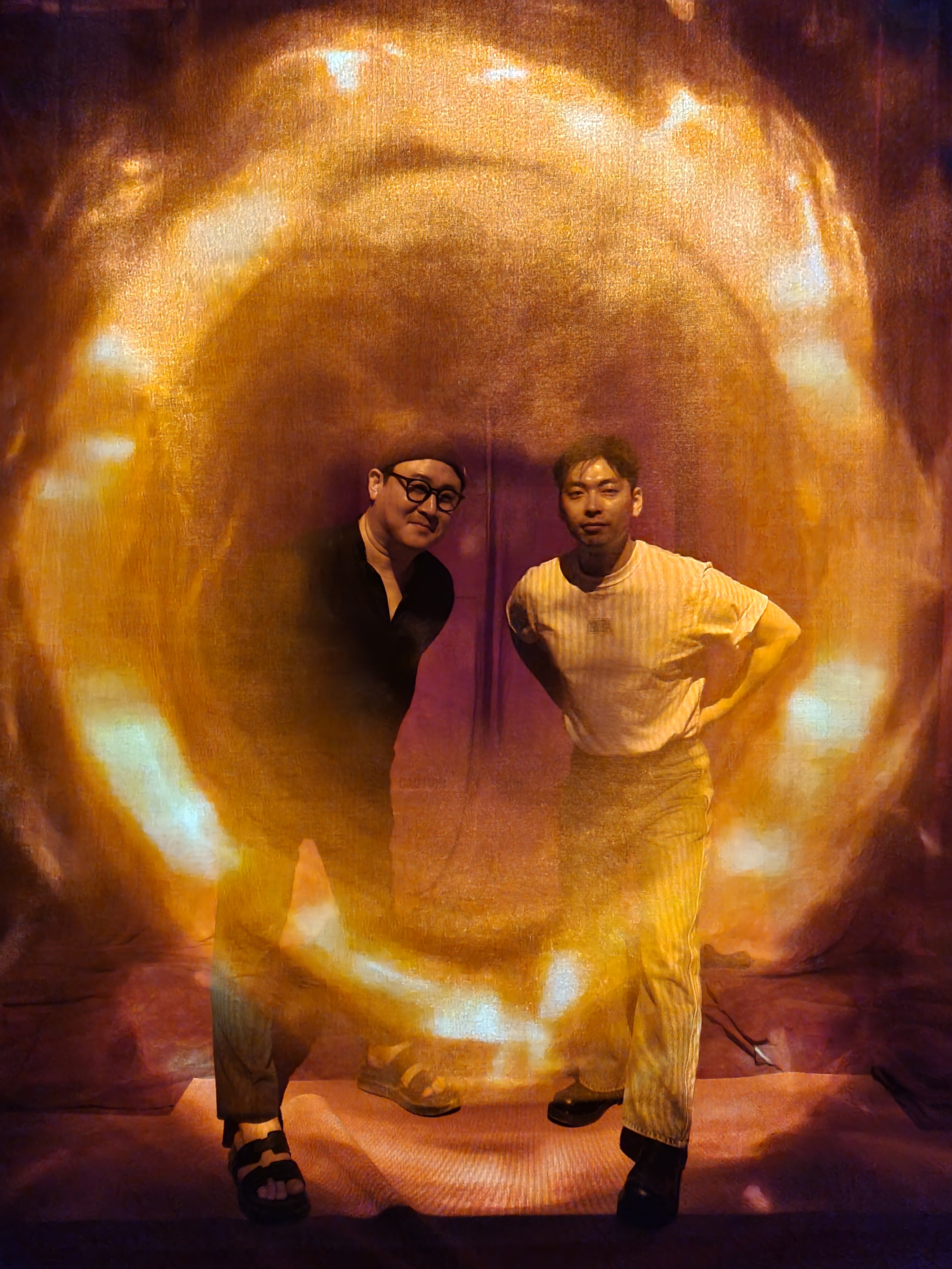 김종민(왼쪽) 제일기획 제작본부 크리에이티브 디렉터와 이경호 비즈니스 17팀 프로가 블리자드 ‘디아블로4’ 체험관 포토존에서 포즈를 취하고 있다.