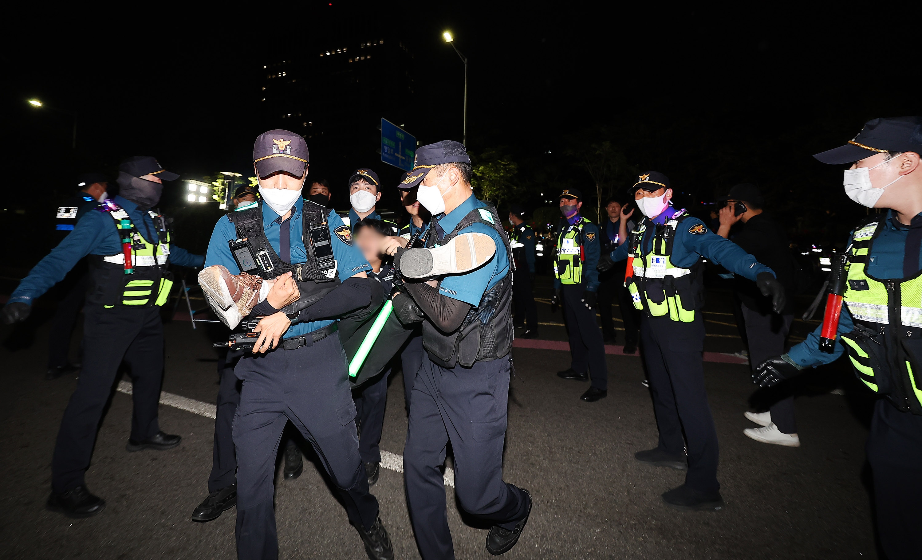 경찰에 연행되는 대법원 앞 야간문화제 참가자