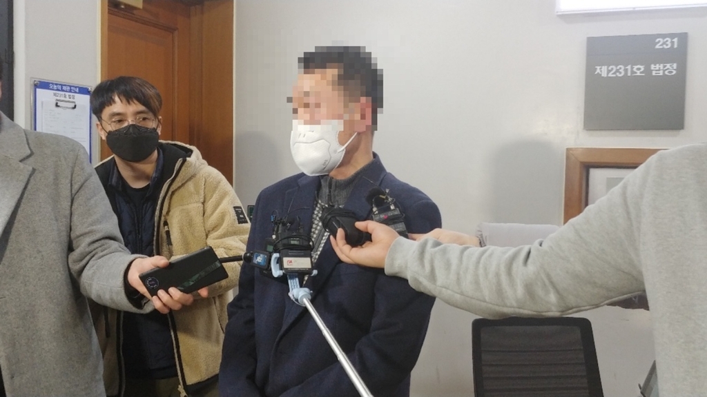 자매의 아버지 나모씨가 항소심 선고 후 대전고법 복도에서 취재진과 만나 심경을 전하고 있다.