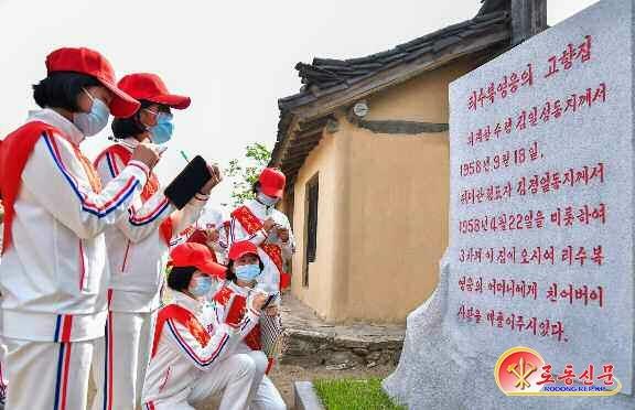 북한 노동당 기관지 노동신문은 9일 “전국 소년단원들의 충성의 편지 이어달리기 대열이 지난 5월18일 유서 깊은 백두산 밀영을 출발해 동해지구와 서해지구의 수천 리를 이어 달리며 평양에 도착하기까지 10여 일이 흘렀다”면서 ‘충성의 편지 이어달리기’에 참가한 소년단원들의 뒷이야기를 전했다. 2023.06.09 평양 노동신문 뉴스1