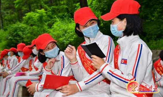 북한 노동당 기관지 노동신문은 9일 “전국 소년단원들의 충성의 편지 이어달리기 대열이 지난 5월18일 유서 깊은 백두산 밀영을 출발해 동해지구와 서해지구의 수천 리를 이어 달리며 평양에 도착하기까지 10여 일이 흘렀다”면서 ‘충성의 편지 이어달리기’에 참가한 소년단원들의 뒷이야기를 전했다.2023.06.09 평양 노동신문 뉴스1