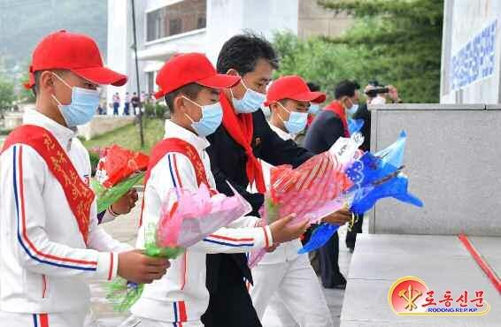 북한 노동당 기관지 노동신문은 9일 “전국 소년단원들의 충성의 편지 이어달리기 대열이 지난 5월18일 유서 깊은 백두산 밀영을 출발해 동해지구와 서해지구의 수천 리를 이어 달리며 평양에 도착하기까지 10여 일이 흘렀다”면서 ‘충성의 편지 이어달리기’에 참가한 소년단원들의 뒷이야기를 전했다.2023.06.09 평양 노동신문 뉴스1